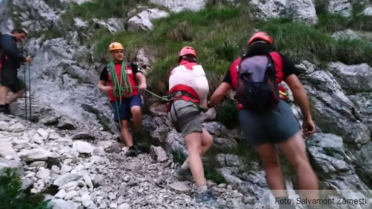 BRAȘOV. Turistă salvată din Munții Piatra Craiului (FOTO) 1 accidentare zarnesti 4_271086.jpg