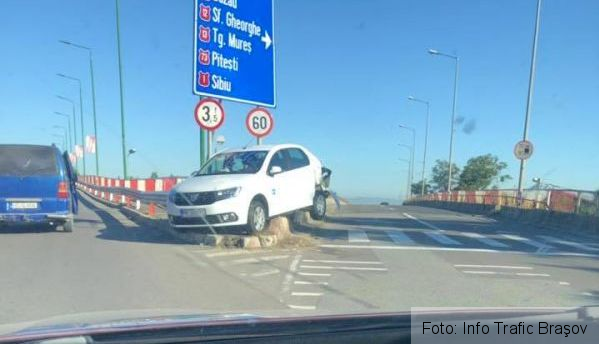 BRAȘOV. Autoturism suspendat pe podul de la Dârste, în urma unei coliziuni 1 accidentdarste.jpg