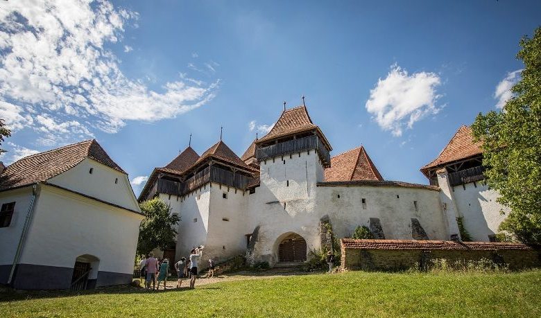 BRAȘOV. Expoziție de cahle presate și pictate manual, la Biserica Fortificată Viscri 1 bisericafortificatviscri.jpg