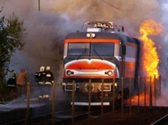 INCENDIU violent la locomotiva unui tren BRAȘOV-București 1 locomotiva-flacari_270885.jpg
