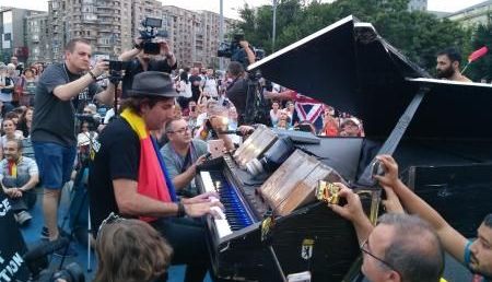 Pe 10 august, un pianist german vine în Piața Victoriei 1 martello.jpg