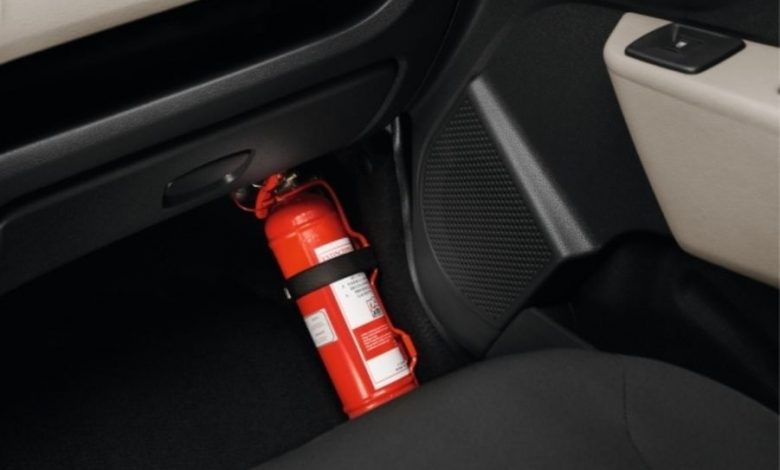 BRAȘOV. Autoturism cuprins de foc pe un drum județean 1 stingatormasina.jpg