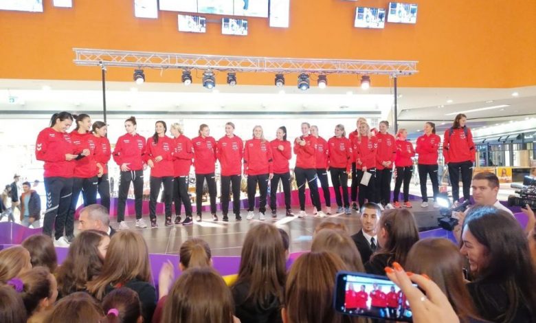 Sute de BRAȘOVENI, alături de handbalistele „tricolore” în Coresi - GALERIE FOTO 1 1_2.jpeg