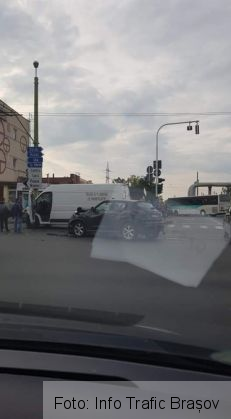 BRAȘOV. Coliziune între o dubă și un autoturism, pe strada Hărmanului 1 FB_IMG_1567874979997_272077.jpg
