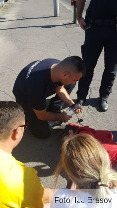 BRAȘOV. Femeie ajutată de jandarmi, după ce i s-a făcut rău pe stradă 1 IMG-20190906-WA0002_272049.jpg