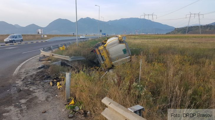 BRAȘOV. Autocisternă răsturnată în afara șoselei, în sensul giratoriu spre Tărlungeni 1 IMG-20190910-WA0002_272213.jpg