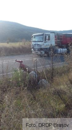 Impact între un TIR și un tractor, în județul Covasna (FOTO) 1 IMG-20190910-WA0009_272241.jpg
