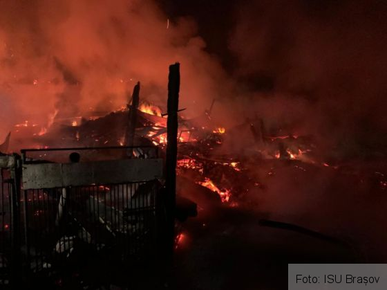 BRAȘOV. Incendiu la acoperișul unei case și la anexe, în Homorod (FOTO) 1 IMG-20190922-WA0000_272741.jpg