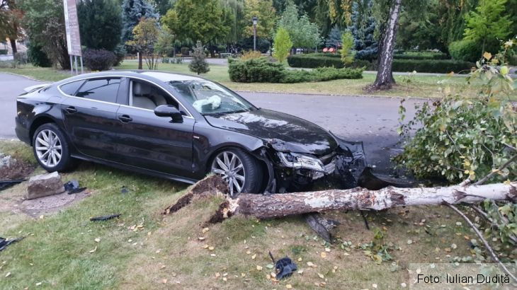 BRAȘOV. Mașină intrată într-un copac, pe marginea Parcului Central! (FOTO) 1 IMG-20190929-WA0004_273146.jpg