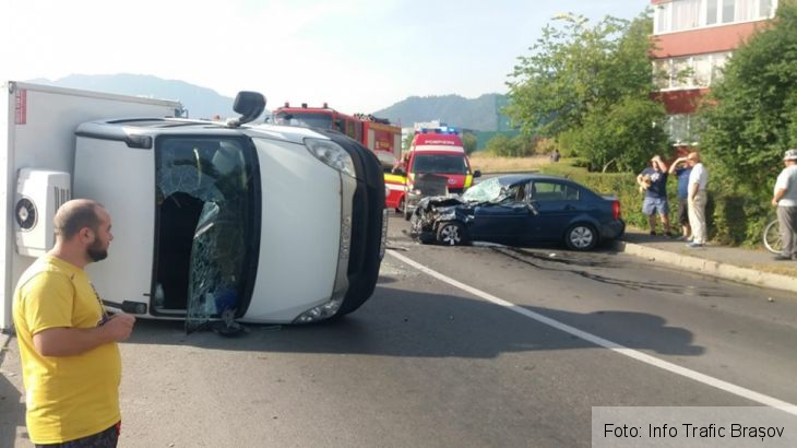 BRAȘOV. Accident rutier pe strada Minerva! Traficul este blocat (FOTO) 1 accident minerva 3_272224.jpg