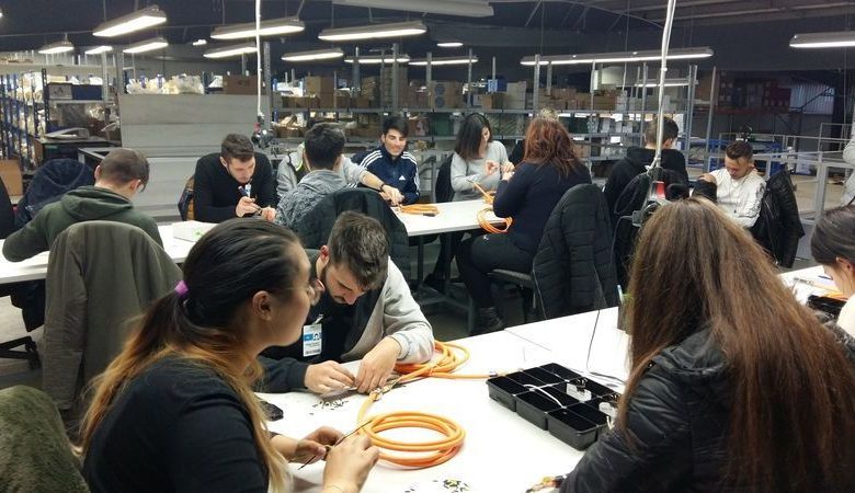 BRAȘOV. „Clasa Atelier” în zece licee tehnologice 1 elevi-practica.jpg