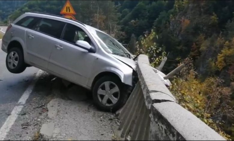 ȘOCANT. Un șofer s-a sinucis aruncându-se în prăpastie 1 masina-parapet.jpg