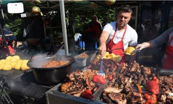 BRAȘOV. Festivalul Brânzei și Pastramei, cu oi „răvășite” 1 ravasitul-oilor1.jpg