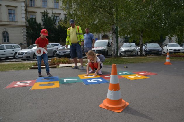 BRAȘOV. Jocuri pentru copii și pentru oamenii mari, pe Bdul Eroilor 1 sotron3_272324.jpg