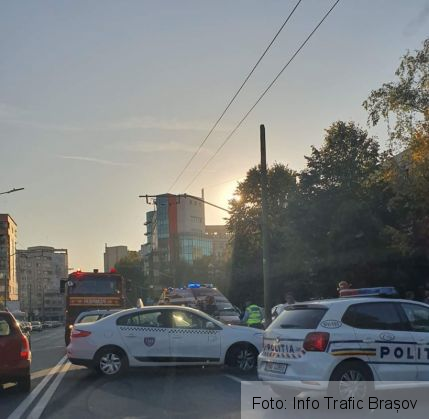 BRAȘOV. Taxi implicat într-un accident, pe strada Hărmanului! (FOTO) 1 FB_IMG_1571152141661_273998.jpg