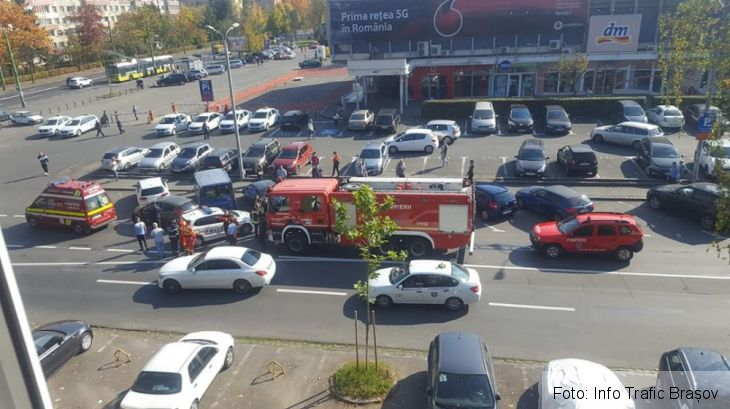 BRAȘOV. Autospecială SMURD implicată într-un accident, într-o intersecție din oraș! (FOTO) 1 FB_IMG_1571483351312_274150.jpg