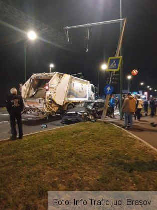 BRAȘOV. Mașină de gunoi implicată într-un incident rutier, lângă Metro! (FOTO) 1 FB_IMG_1572072547845_274390.jpg