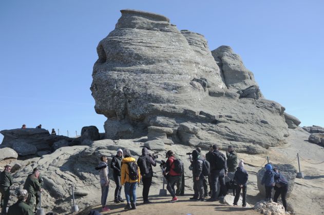 Din Bun-Simț Turistic... SFINXUL din BUCEGI, protejat de un gard împotriva iresponsabililor care vor să-l escaladeze pentru o poză. GALERIE FOTO 1 FRE_9362_274220.jpg