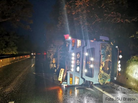 BRAȘOV. TIR răsturnat pe DN 13! Au fost scurgeri de combustibil (FOTO) 1 IMG-20191004-WA0011_273442.jpg