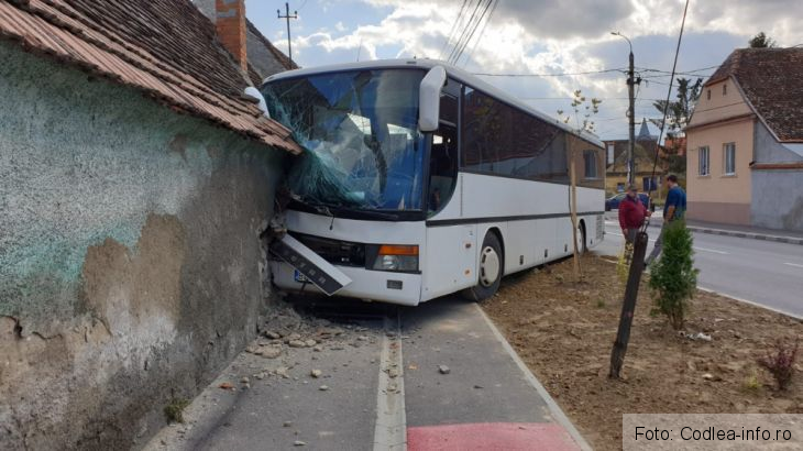 BRAȘOV. Autobuz intrat în zidul unei case, la Codlea! (FOTO) 1 IMG-20191008-WA0016_273732.jpg