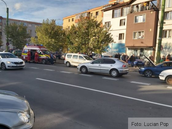 BRAȘOV. Accident pe strada Carpaților, lângă poarta Metrom! (FOTO) 1 IMG-20191011-WA0025_273882.jpg