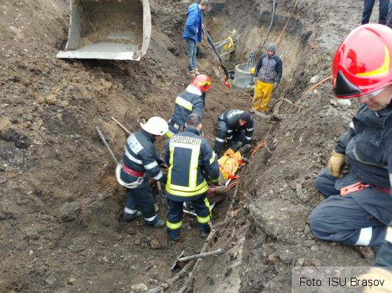 BRAȘOV. ULTIMA ORĂ. Persoane prinse sub un mal de pământ! Update: Una dintre victime a decedat (FOTO) 1 IMG-20191031-WA0022_274625.jpg