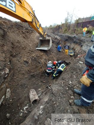 BRAȘOV. Victima scoasă moartă de sub malul de pământ a fost DECAPITATĂ în timpul intervenției de... salvare 1 IMG-20191031-WA0025_274628.jpg