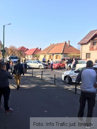BRAȘOV. Trei mașini implicate într-un accident, pe strada Independenței! (FOTO) 1 accident independentei 4_274479.jpg