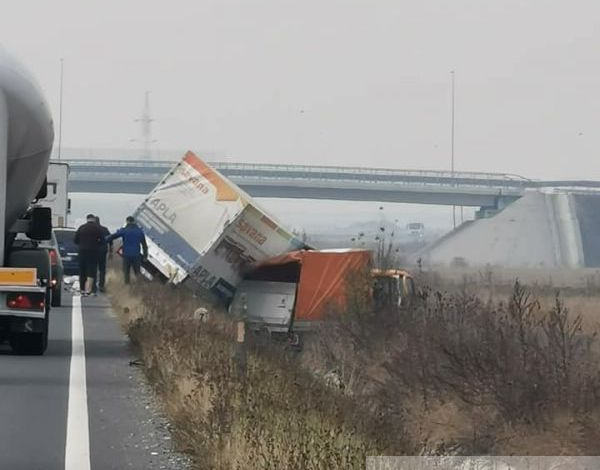 BRAȘOV. Autovehicul staționat, lovit de o autoutilitară, pe Ocolitoare (FOTO) 1 accident_75.jpg