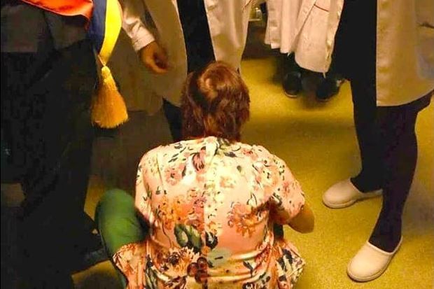 BRAȘOV. Vioricăi Dăncilă i s-au dat papucii. O asistentă medicală i s-a așezat la picioare (FOTO) 1 cipicii.jpg