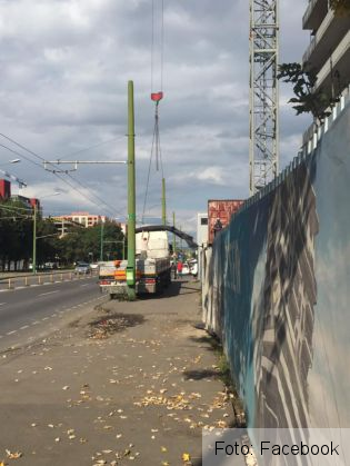 BRAŞOVEANCĂ, sesizare despre PERICOLUL de pe trotuar! Asigură constructorii siguranţa trecătorilor? (FOTO) 1 tractorul_273294.jpg
