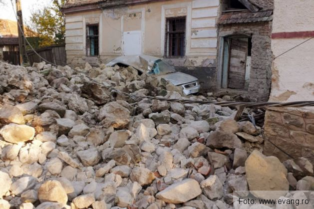 Judeţul BRAŞOV. Zidul unei biserici fortificate - monument istoric s-a prăbuşit peste o maşină (FOTO) 1 zid biserica 3_274554.jpg