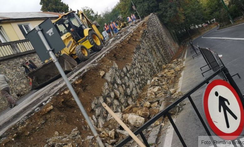 BRAȘOV. Risc de prăbușire a unui zid. Acces auto restricționat pe perioada lucrărilor de consolidare 1 zid3.jpg