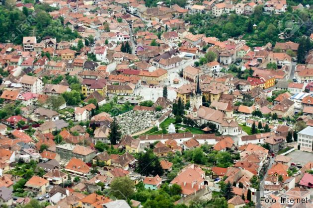 BRAŞOV. Un nou proiect imobiliar „ameninţă” dealurile din Şchei?! 1 13525310-top-view-of-scheii-brasovului_275004.jpg
