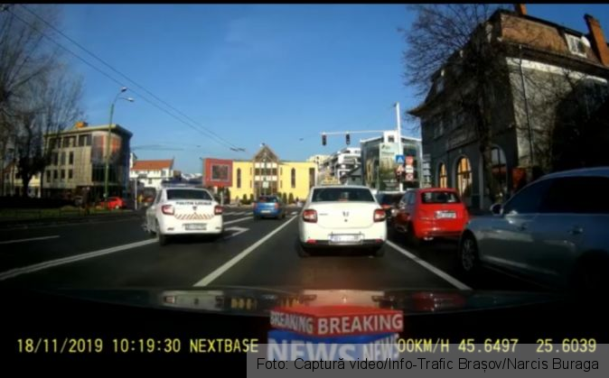 BRAȘOV. Mașină a Poliției Locale, filmată în timp ce întorcea pe linie dublă continuă 1 20191120_195828_275226.jpg