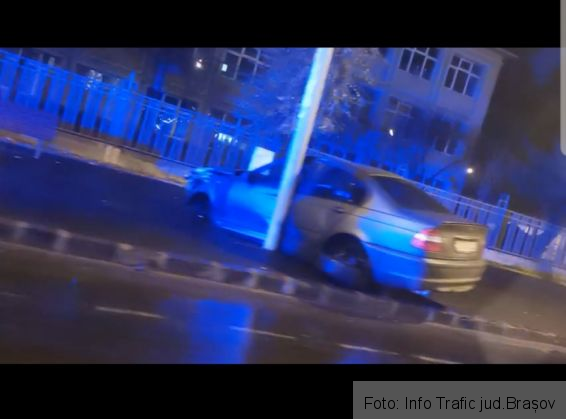 BRAȘOV. Autoturism intrat în stâlp lângă stația RATBV „Meșotă"! (FOTO) 1 20191122_221641_275316.jpg