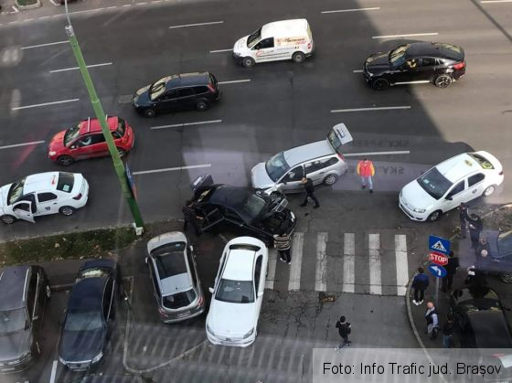 BRAȘOV. Accident pe strada Mihail Kogălniceanu! (FOTO) 1 FB_IMG_1572870451247_274722.jpg