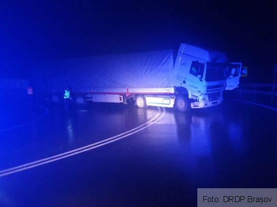 BRAȘOV. Atenție, un TIR blochează o parte din carosabil, pe DN 1! (FOTO) 1 IMG-20191115-WA0000_275045.jpg