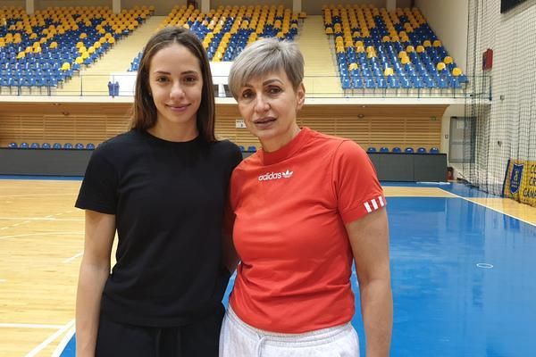 CORONA BRAȘOV. Sorina & Mariana Târcă, pe picior de plecare! La ce echipă ar urma să ajungă?! „Afacerea” depinde de decizia ANAD... 1 mariana-sorina-tirca.jpg
