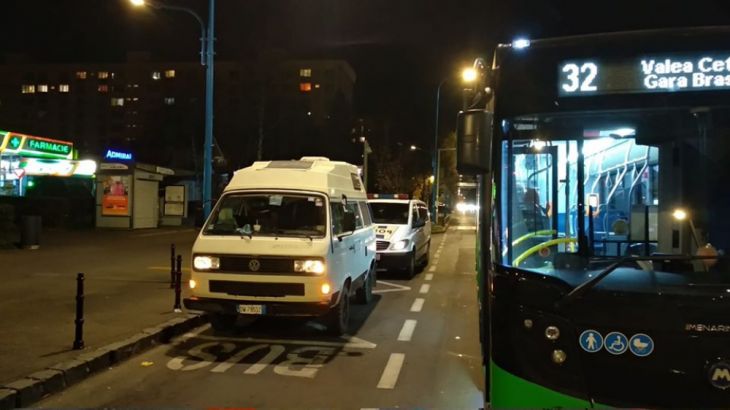 BRAȘOV. Mașină de poliție „parcată” în stație RATBV 1 masini-parcate_275356.jpg