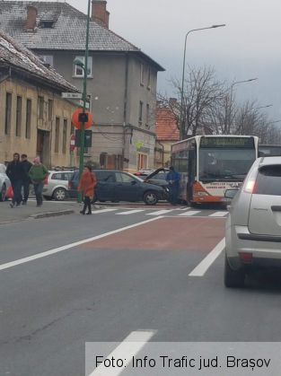 BRAȘOV. Autobuz lovit de o mașină, pe strada Lungă (FOTO) 1 FB_IMG_1575463473638_275727.jpg