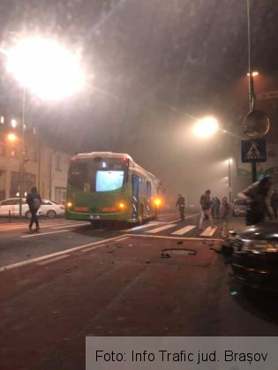 BRAȘOV. Autobuz RATBV, încă o tamponare pe strada Lungă 1 FB_IMG_1575925825674_275922.jpg