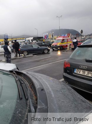 BRAȘOV. Accident în parcarea supermarket-ului! (FOTO) 1 FB_IMG_1577461748110_276523.jpg