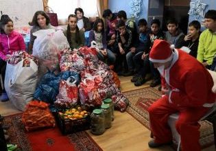 BRAȘOV. Moș Crăciun cu sacul plin trece astăzi pe la copiii din centrele de plasament 2 Sacul-Mos-Craciun (6)_261070.jpeg