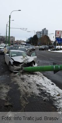 BRAȘOV. ULTIMA ORĂ. Stâlp dărâmat într-un accident, lângă McDonald’s! (FOTO) 1 accident mc_276611.jpg