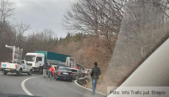 BRAŞOV. Coliziune între trei autovehicule, în această dimineaţă, pe DN 10 (FOTO) 1 accidentdn10_5.jpg