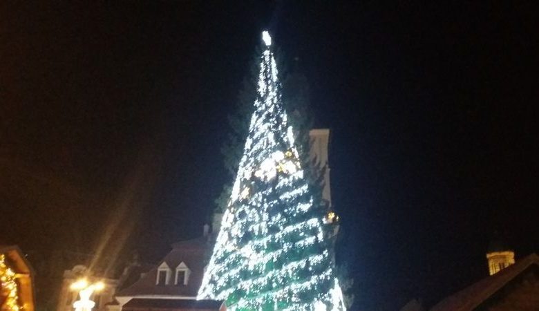 BRAȘOV. Lege încălcată la aprinderea luminițelor din Piața Sfatului 1 brad_10.jpg