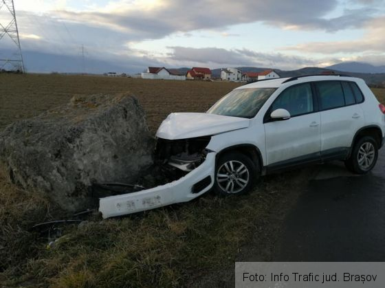 BRAȘOV. Și-a distrus mașina într-un bolovan (FOTO) 1 masina vulcan_276404.jpg
