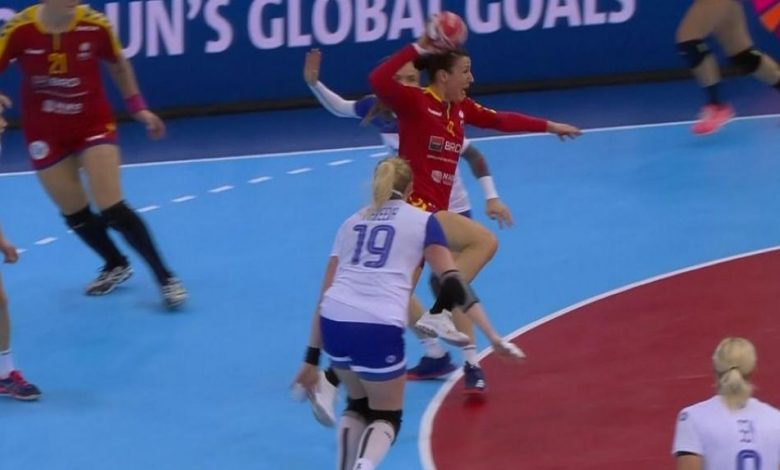C.M. HANDBAL FEMININ. Am sperat, DAR... Ținută în brațe de arbitri în momentele importante, Rusia a învins România 1 rou_11.jpg