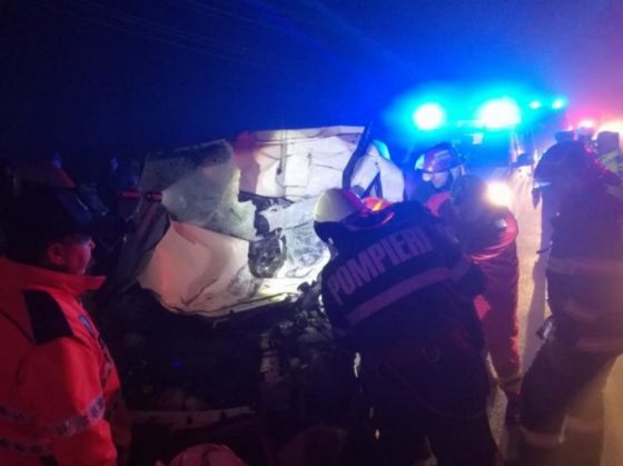 Autoutilitară cu numere de Brașov, impact cu un camion răsturnat pe carosabil 1 DESCHIDERE-6-696x522_277082.jpg